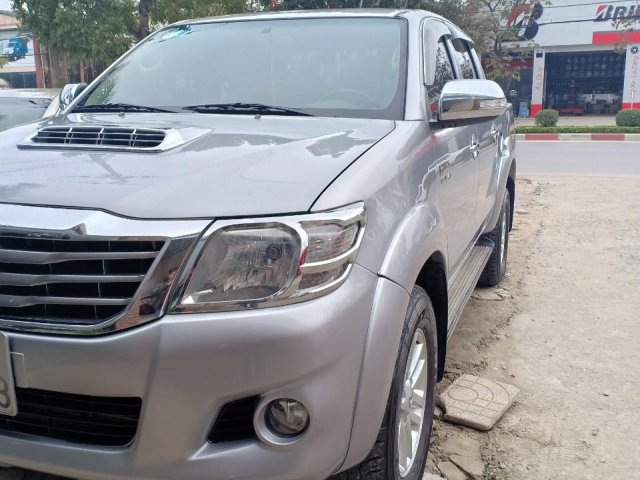 Bán Toyota Hilux 3.0 số sàn, 2 cầu, máy dầu, màu bạc, xe nhập khẩu