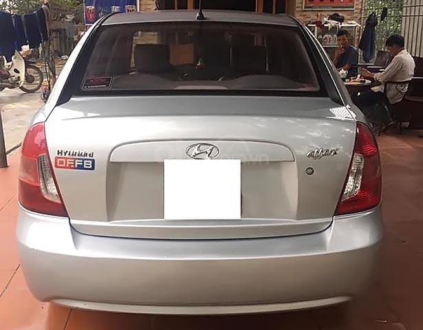 Cần bán xe Hyundai Accent sản xuất 2009, số tay, máy xăng, màu bạc, nội thất màu xám0