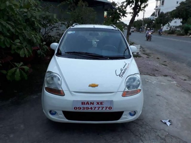 Cần bán gấp Chevrolet Spark đời 2010, màu trắng xe gia đình, giá tốt