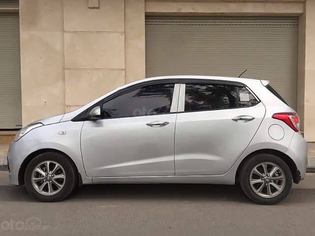 Cần bán lại xe Hyundai Grand i10 1.0MT đời 2015, màu bạc, xe còn mới và nguyên bản toàn bộ