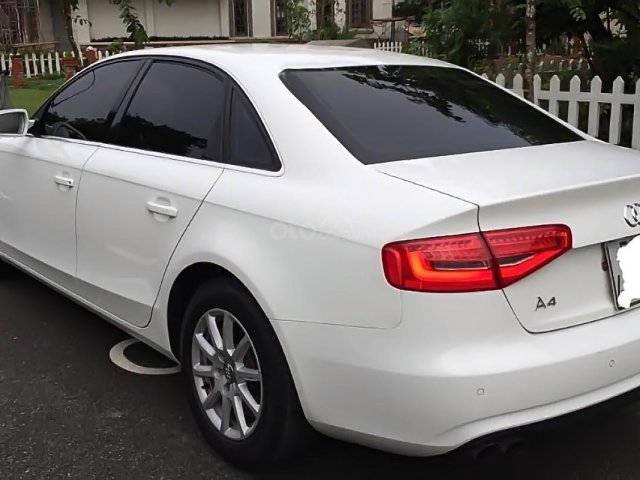 Cần bán xe Audi A4 đời 2013, màu trắng, nhập khẩu, số tự động, máy xăng, đã đi 50000 km