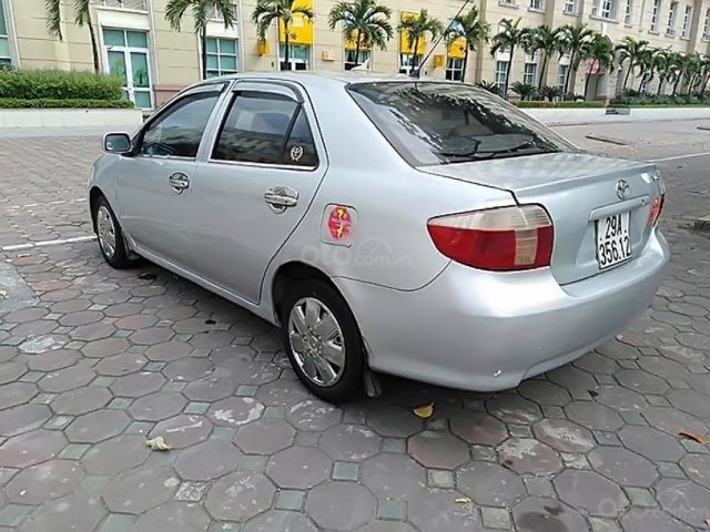 Bán Toyota Vios màu bạc, đời 2006, xe số sàn, đài AM/FM, radio, kính bấm