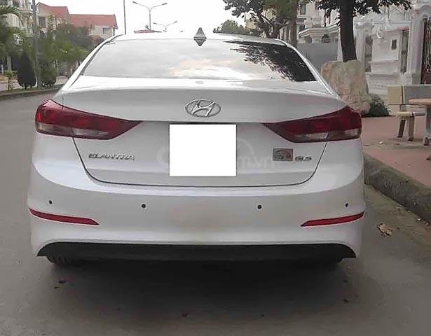 Cần bán lại xe Hyundai Elantra sản xuất 2018, màu trắng 