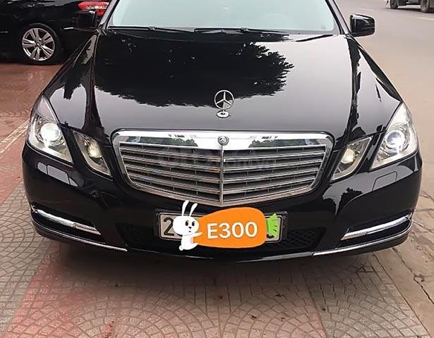 Bán xe Mercedes E300 đời 2010, màu đen, giá 868tr