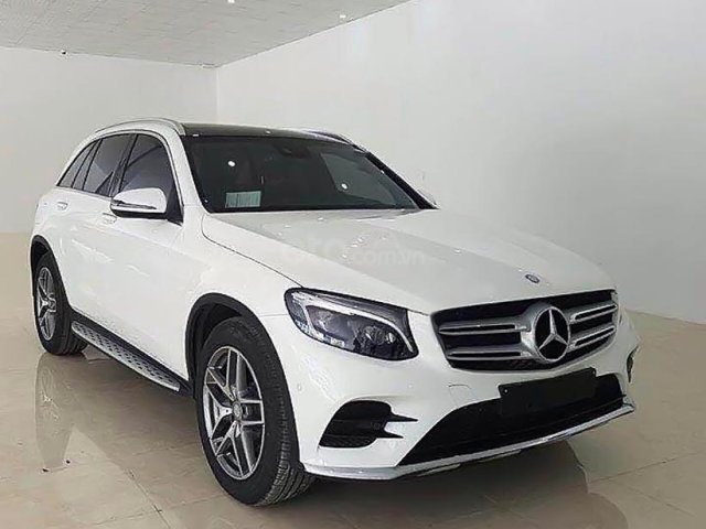 Cần bán xe Mercedes 300 4Matic đời 2018, màu trắng