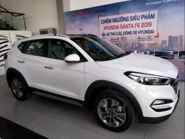 Bán Hyundai Tucson đời 2018, màu trắng, giao xe toàn quốc