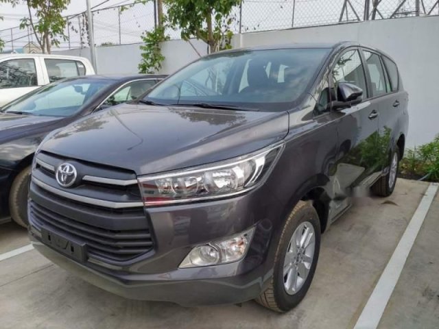 Bán xe Toyota Innova 2.0E MT đời 2019, màu xám