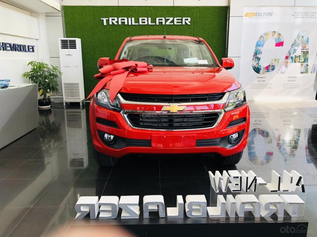 Giảm ngay 200 triệu tiền mặt - Quà tặng chính hãng giá trị khi mua chiếc Chevrolet Trailblazer 2.5L AT, sản xuất 2019, màu đỏ