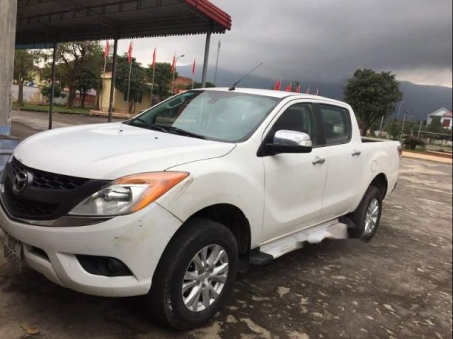 Cần bán gấp Mazda BT 50 3.2AT đời 2013, màu trắng, xe nhập 