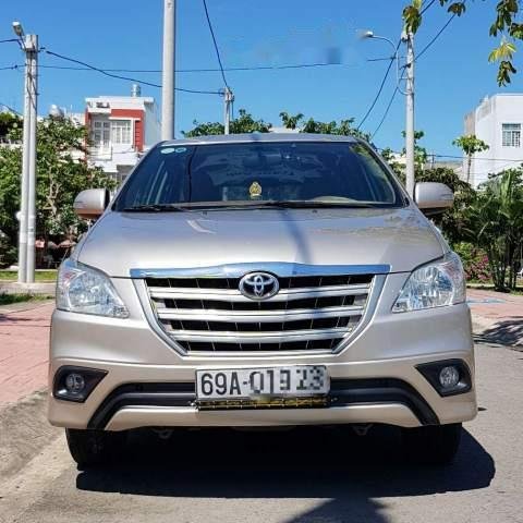 Gia đình bán Toyota Innova 2.0E 2015, màu vàng cát