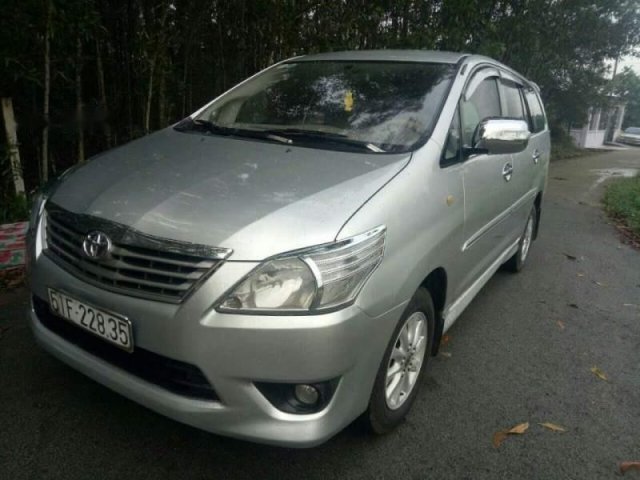 Cần bán xe Toyota Innova sản xuất năm 2008, màu bạc xe gia đình