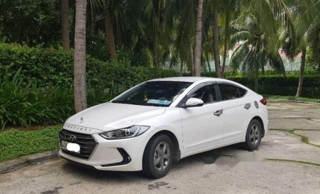 Cần bán gấp Hyundai Elantra năm 2017, màu trắng chính chủ, giá 525tr