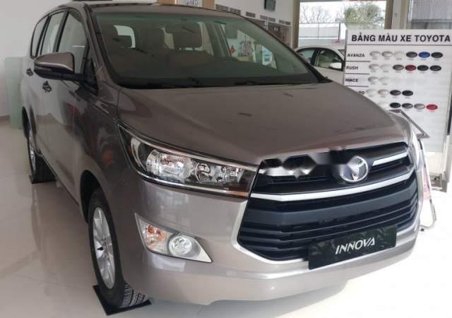 Bán xe Innova 2.0E số tay mới 100%, phiên bản cải tiến 7 túi khí