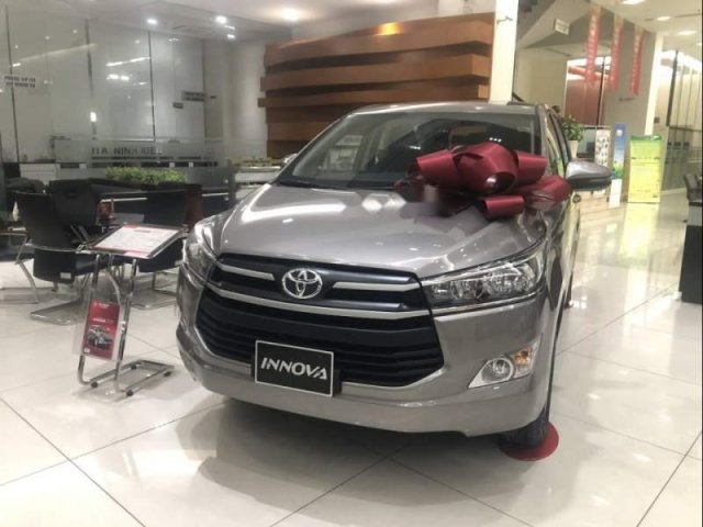 Cần bán gấp Toyota Innova 2.0E đời 2019, màu bạc, 771tr