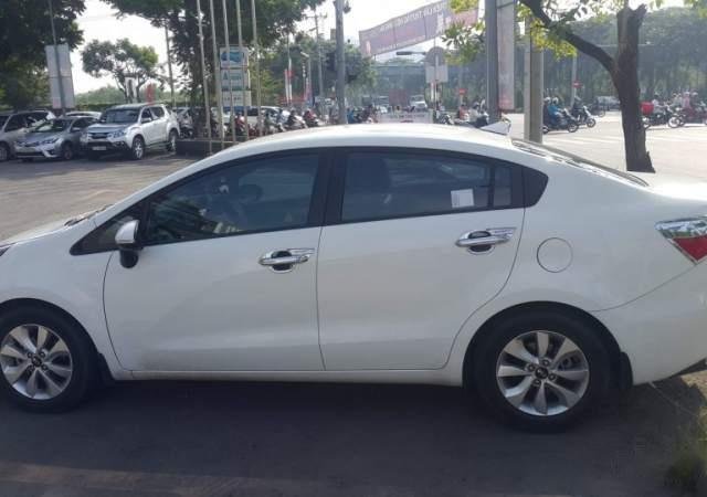 Cần bán gấp Kia Rio AT sản xuất 2016, màu trắng, mới 21.000km