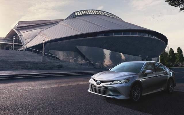 Bán Toyota Camry năm 2019, màu bạc, nhập khẩu, giá tốt