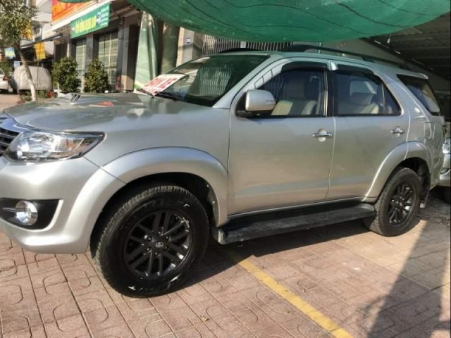 Cần bán Toyota Fortuner đời 2016, màu bạc