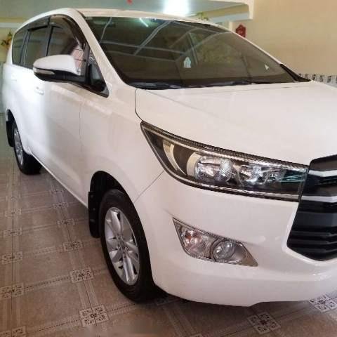 Cần bán lại xe Toyota Innova E sản xuất 2016, màu trắng xe gia đình