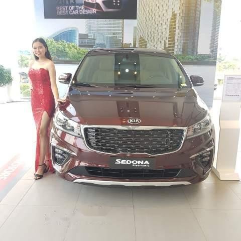 Cần bán xe Kia Sedona sản xuất 2019, màu đỏ, giá tốt