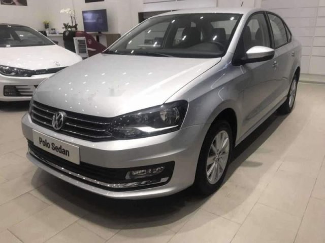 Bán Volkswagen Polo 1.6 AT. Đời 2019, màu bạc, nhập khẩu nguyên chiếc, giá tốt