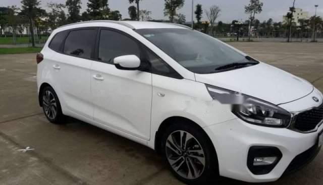 Xe Kia Rondo năm sản xuất 2017, màu trắng còn mới giá cạnh tranh