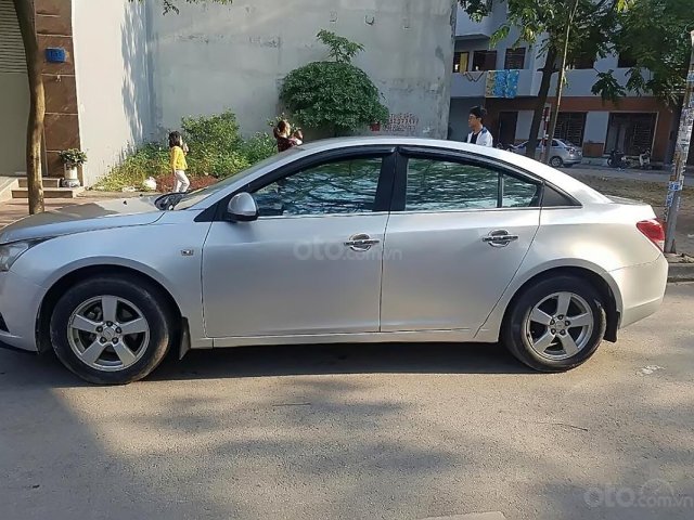 Cần bán gấp Chevrolet Cruze sản xuất 2011, màu bạc giá cạnh tranh