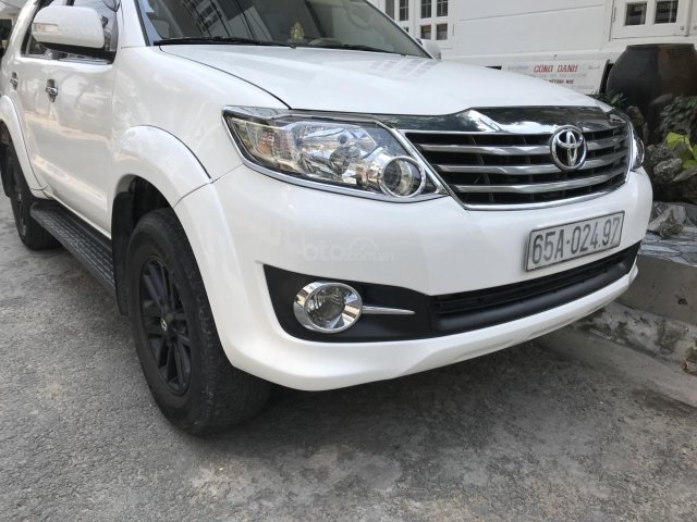 Cần bán xe Toyota Fortuner đời 2012 màu trắng, máy dầu, chính chủ