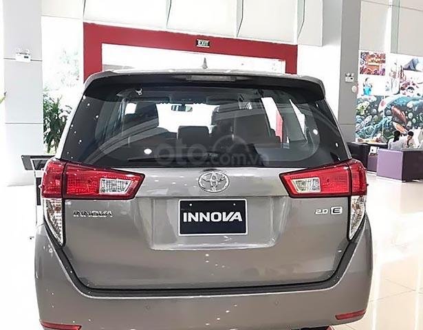 Bán ô tô Toyota Innova 2.0E đời 2019, màu xám 