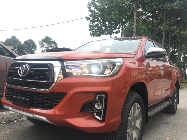 Toyota Hilux 2.8 4x4 AT giao ngay, giá cực tốt 0906882329