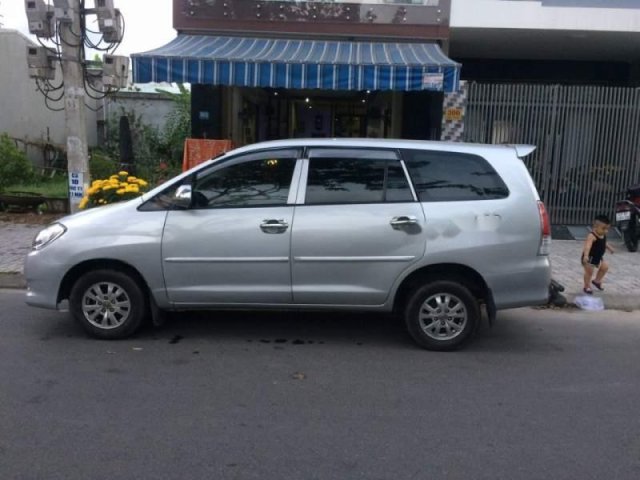 Bán xe Toyota Innova đời 2010, màu bạc số sàn, 320 triệu