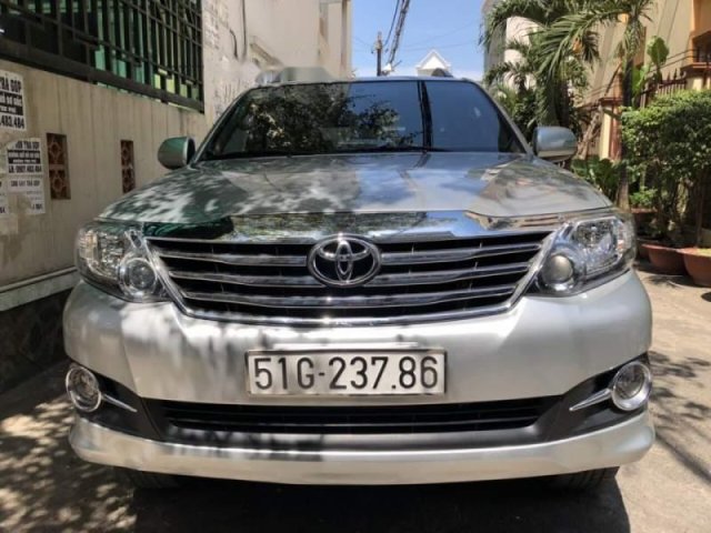 Bán xe Toyota Fortuner AT đời 2016, màu bạc, 860 triệu