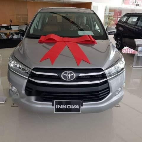 Bán xe Toyota Innova 2.0E sản xuất năm 2018, màu bạc giá cạnh tranh