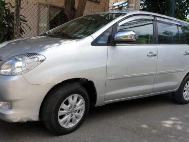 Cần bán gấp Toyota Innova G sản xuất 2010, màu bạc xe gia đình 