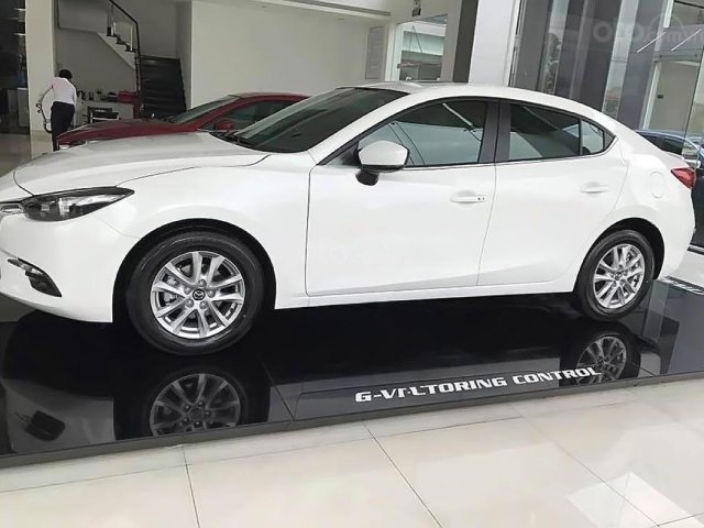 Cần bán Mazda 3 1.5 AT năm 2019, màu trắng, mới 100%