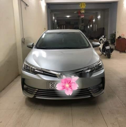 Bán lại xe Toyota Corolla altis 1.8AT 2017, màu bạc chính chủ