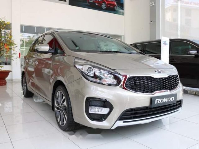 Bán Kia Rondo năm sản xuất 2018, màu vàng cát0