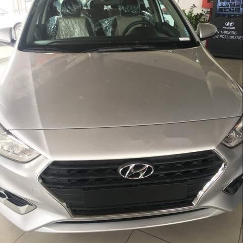 Bán Hyundai Accent Base năm sản xuất 2018, màu bạc, giá tốt