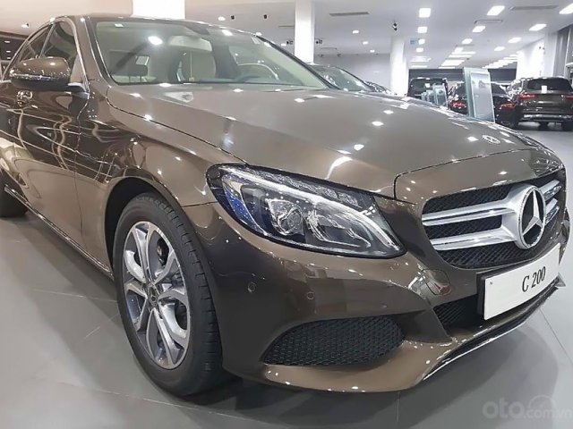 Bán xe Mercedes C200 đời 2019, màu nâu