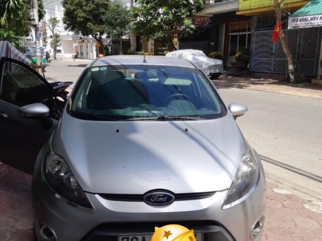 Cần bán Ford Fiesta đời 2011, màu bạc chính chủ