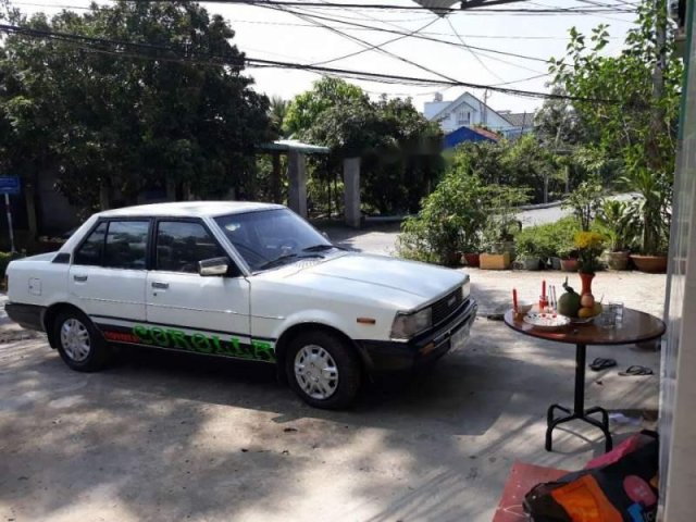 Bán xe Toyota Corona đời 1982, màu trắng, xe nhập, giá chỉ 45 triệu