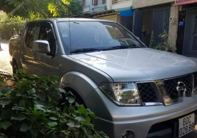 Cần bán lại xe Nissan Navara sản xuất năm 2011, màu bạc xe gia đình