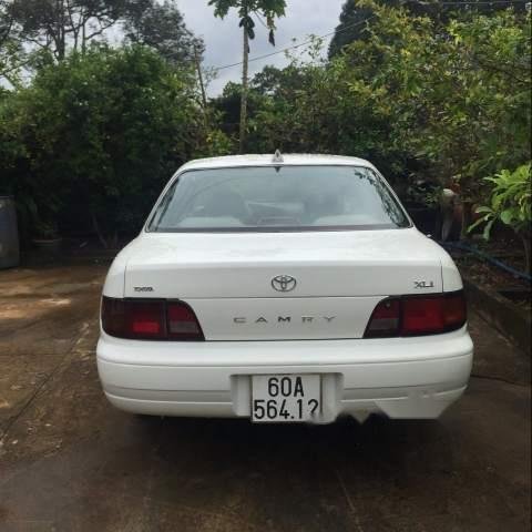 Cần bán Toyota Camry sản xuất năm 1997, màu trắng, nhập khẩu nguyên chiếc, giá 20tr