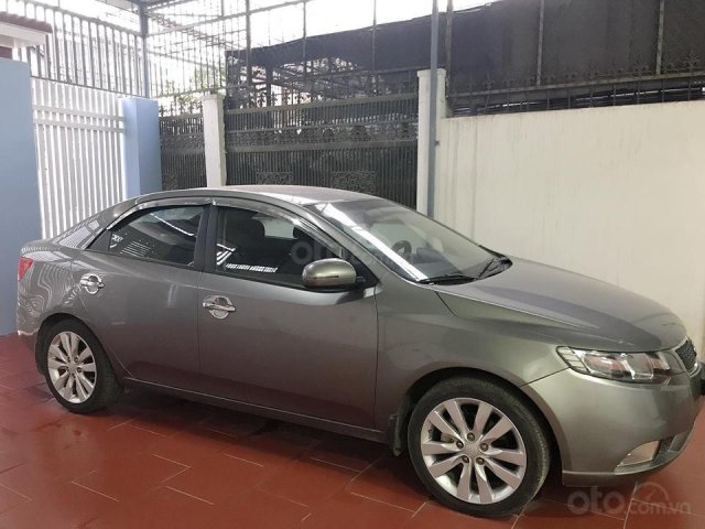 Bán xe chính chủ Kia Forte 2011 - Số sàn - 40 ngàn km - xe gia đình - mới tinh màu bạc