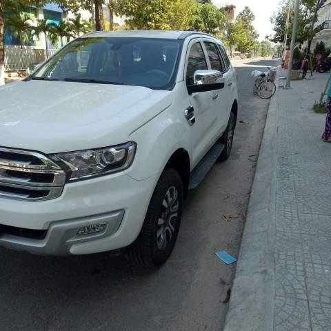 Bán xe Ford Everest sản xuất 2017, màu trắng số tự động, giá chỉ 975 triệu