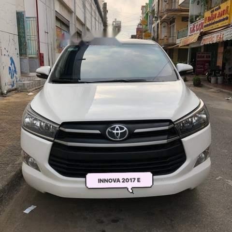 Bán Toyota Innova 2.0 E năm sản xuất 2017, màu trắng, số sàn 