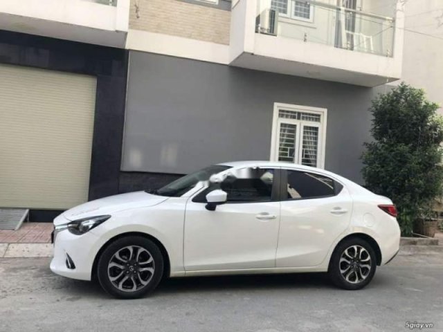 Cần bán Mazda 2 sản xuất 2016, màu trắng, xe cũ