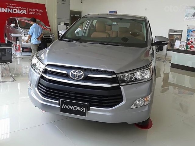 Cần bán xe Toyota Innova 2.0E năm 2019, màu bạc
