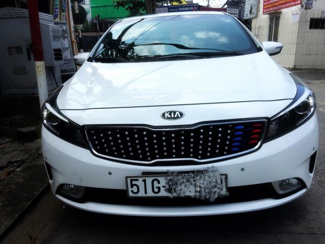 Cần bán gấp Kia Cerato sản xuất năm 2018, màu trắng xe gia đình