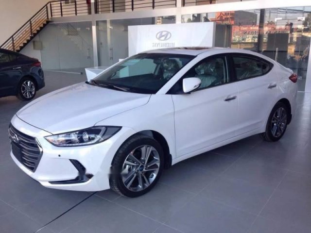 Bán Hyundai Elantra đời 2018, màu trắng