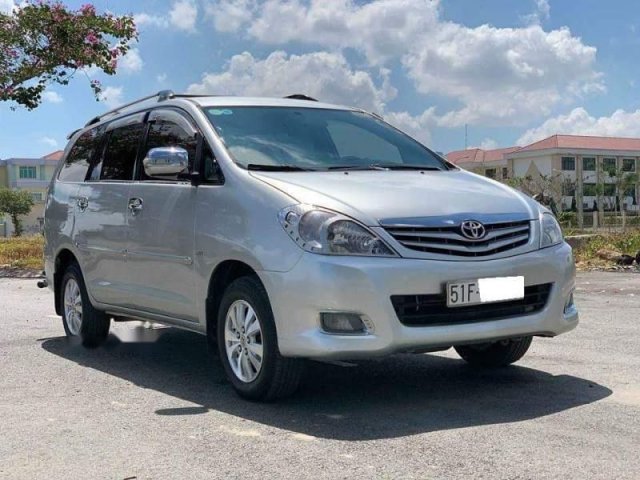 Cần bán lại xe Toyota Innova G đời 2010, màu bạc, chính chủ